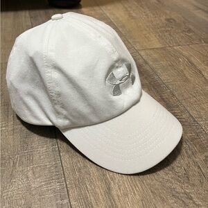 Under Armour Classic White Hat EUC